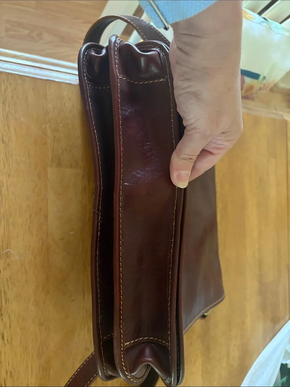 Classic Brown Leather Messenger Bag with Adjustable Strap - Picture 6 of 10